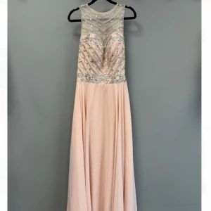Champagnefärgad långklänning med paljetter - Superfin långklänning i champagnefärg/ljusrosa  med glittriga paljettdetaljer och pärlor över hela överdelen. Perfekt för bal eller nyår! Endast använd 1 gång!!🩷passar en Xs och S, nypris 1300kr