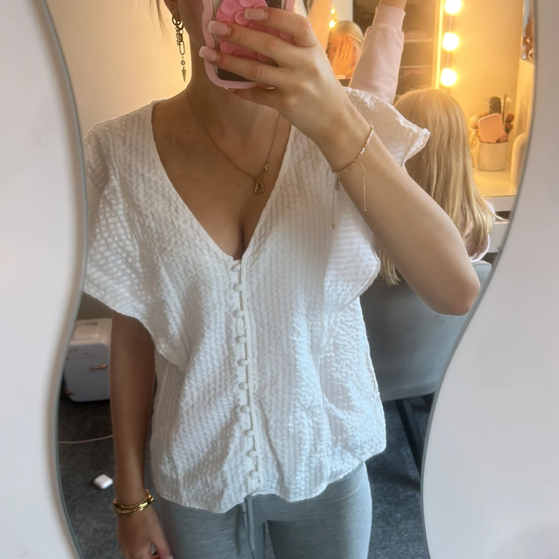 Vit blus med knappar från H&M - 1