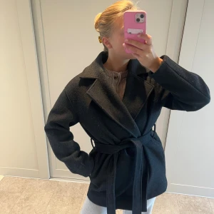 Super söt kort kappa - Från NAKD