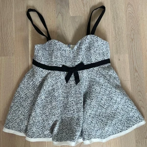 Zara topp - Gullig topp från Zara, blå vit med en svart rosett runt om, perfekt till fest❤️🥰