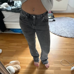 Bootcut mörkgråa jeans  - Säljer ett par mörkgråa jeans från Grunt. Low waist jeans som är i storleken 164 och knappt använda.