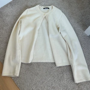 Krämvit kofta från gina - Supermysig och mjuk kofta från Gina. 