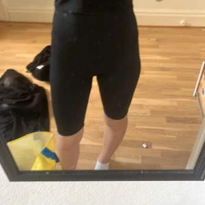 Svarta ribbade cykelshorts 157 XS - Svarta cykelshorts från 157 i storlek XS. De är ribbade och har en hög midja som sitter snyggt och tight. Perfekta för träning eller chill dagar. Stretchigt material som formar sig efter kroppen.
