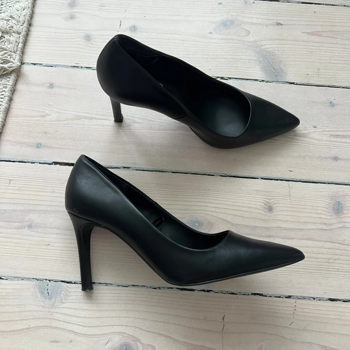 Svarta klassiska klackskor