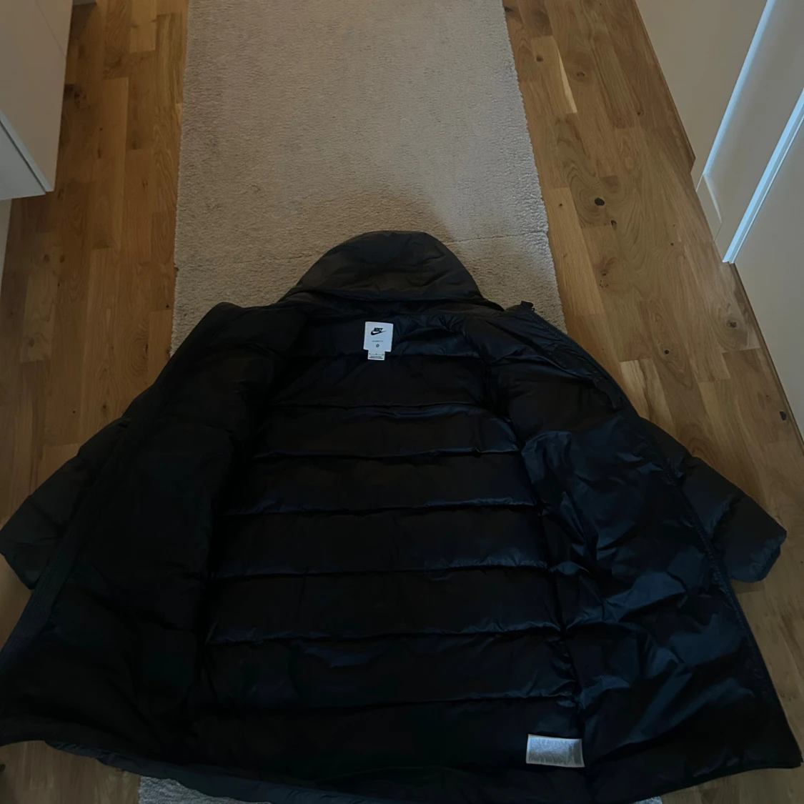 Svart lång pufferjacka från Nike - 4