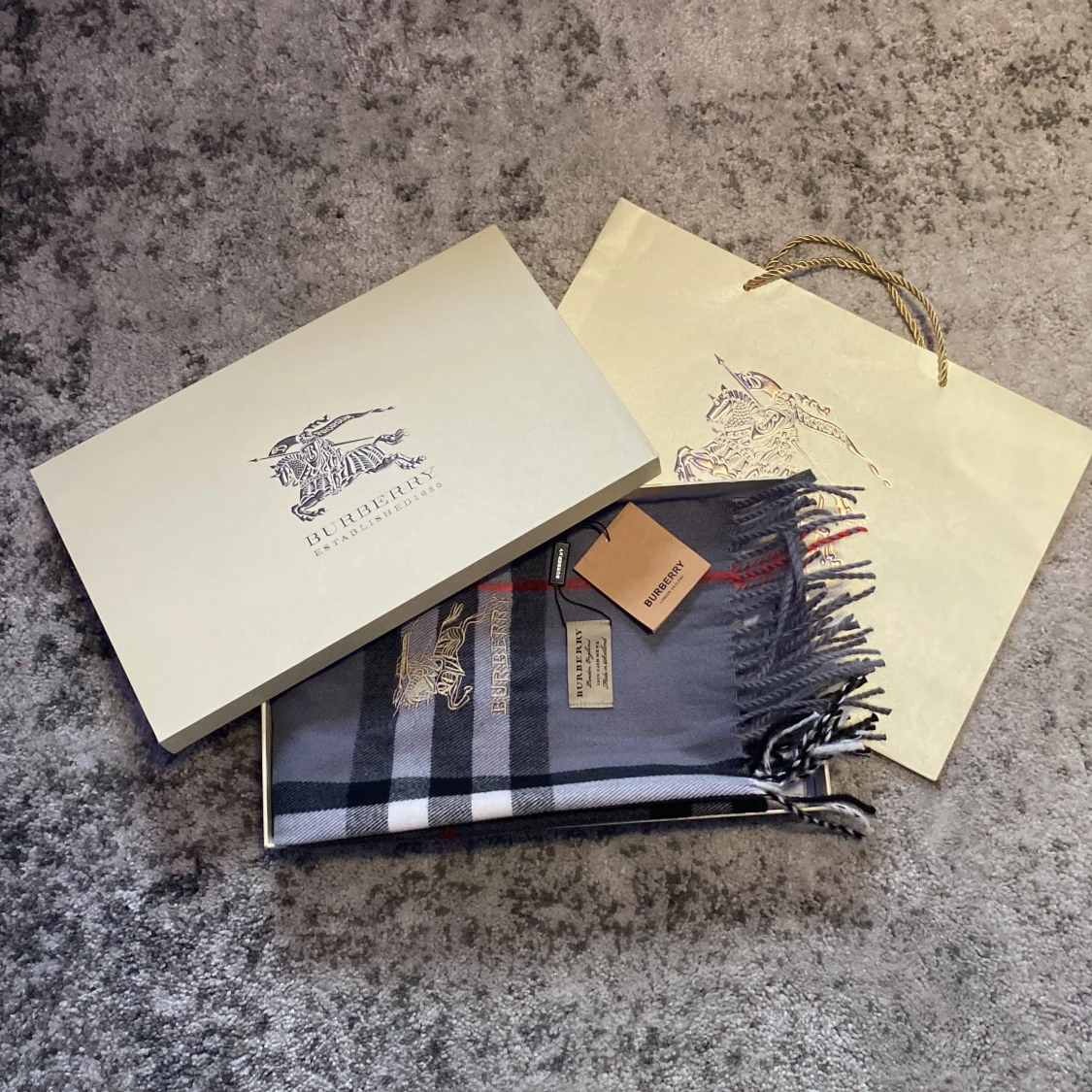 Grå Burberry halsduk - 2