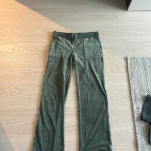 Gröna Juicy Couture M - Mörkgröna från Juicy Couture. Använda upp till 3 ggr, inget fattas som nya jätte sköna 