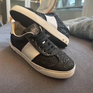 Valentino Flycrew - I mycket fint skick. Storlek 36IT men passar ungefär 36,5-37. Vid frågor är det bara att höra av sig🤩
