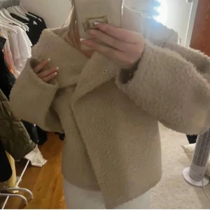 teddyjacka  - Fin teddyjacka nu till hösten. Från gina Tricot, jackan har en liten svag smink fläck men inget som syns tydligt. Köpt på vinted så vet inte hur använd den är men i bra skick 🥰Storlek M men passar mig som har S