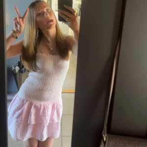 Strapless Rosa klänning  - Super gullig rosa mönstrad kort klänning utan straps. Använd fåtal gånger