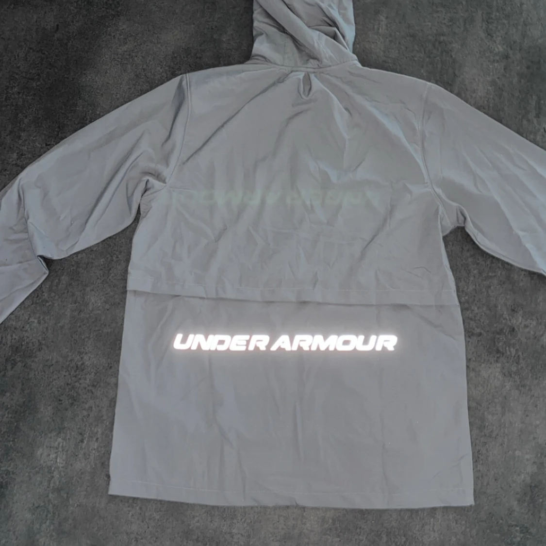 Grå vindjacka från Under Armour - 1