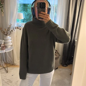 Mörkgrön kashmir polotröja  - Säljer en mörkgrön polotröja från soft goat i 100% kashmir! Superfint skick och använd fåtal gånger❣️