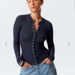 Slutsåld marinblå topp Weekday - Använd en gång, precis som ny! Liten i storleken