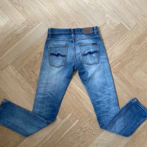 Nudie jeans Grim Tim  - Tja säljer ett par galet feta vintage nudies. De har väldigt feta slitningar. Modellen är grim Tim och storleken W29/L32. Tveka inte att höra av er vid frågor!
