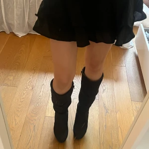 Svarta boots - Säljer ett par snygga svarta boots. Perfekta till utgång eller fest. Säljer för de var lite förstora för mig. Köpta second hand. 