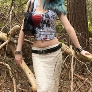 Coolt linne - Skit snyggt linne med tryck fram och spets i ryggen. Jag har knutit den bak i bilderna på men as snygg att ha normalt också! Storlek S🙏🏻😻