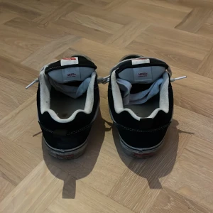 Vans knu skool  - Vans skor som e lite större än dem vanliga. Skorna passar perfekt till sommaren men också vintern