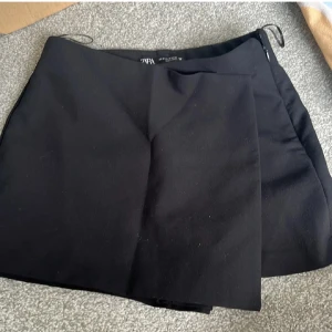 Kostymkjol zara - Kostymkjol från zara, ser ut som en kjol framifrån o ser ut som kostymshorts bakifrån. Köpt här på Plick men aldrig använd av mig. Superbra skick!!💕💕
