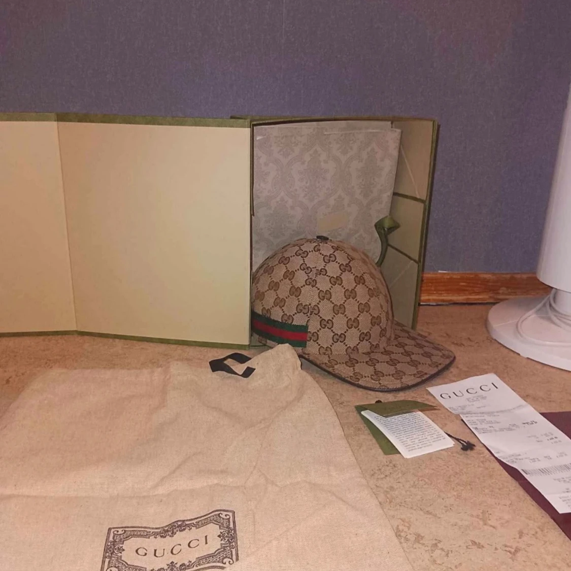 Gucci keps med GG-mönster och röd-grön rand