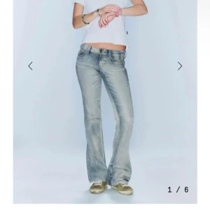 Lågmidjade bootcut jeans i ljusblå denim - Snygga lågmidjade jeans från Cheap Monday i ljusblå tvättad denim. Modellen har bootcut-ben och klassiska fem fickor. Perfekta för dig som gillar en avslappnad och trendig look.
