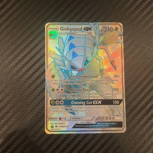 Golisopod GX - Cool och glittrig Pokémon GX-kort med Golisopod! Perfekt för samlare och dig som vill boosta din lek med en stark och unik Pokémon. Kortet har snygg holografisk yta och flera kraftfulla attacker. Ett måste för alla Pokémon-fans!