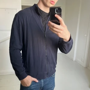 Massimo Dutti full zip - Massimo Dutti full zip, aningen urtvättad annars bra skick! Modellen är 180,75 kg och bär L. Kom med frågor! 