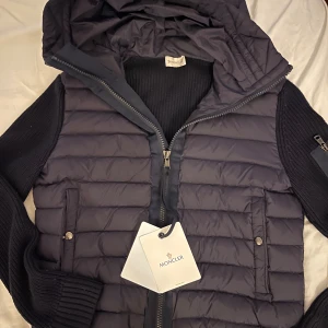 Moncler Cardigan - Använd max 2 gånger, kom privat innan ni köper. A!! Den är storlek M men går att använda om man har S då den är liten storleken.