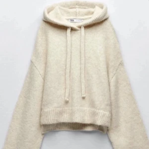 Beige stickad hoodie från Zara  - Säljer en svårtagen populär och eftertraktad stickad hoodie från Zara i storleken S, går ej att få tag på längre                                                           aldrig använd därav helt ny ☺️