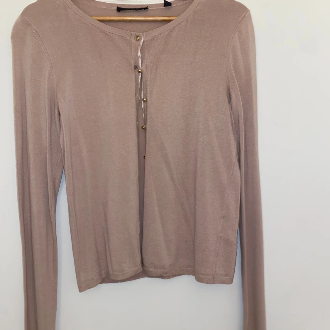 Beige kofta med guldknappar - 1