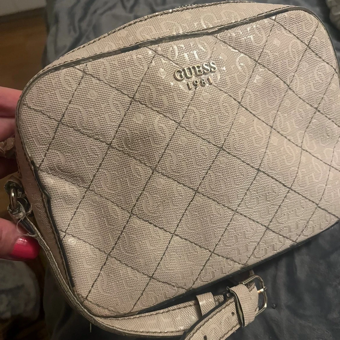 Beige axelväska från Guess - 2