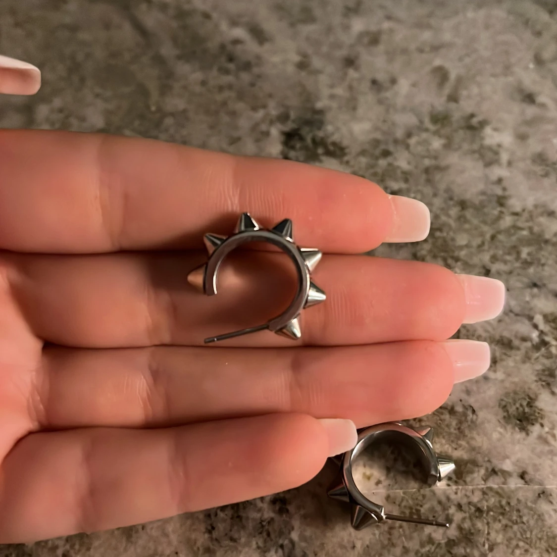 Silvriga örhängen med nitar - 2