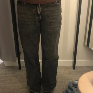 Svarta jeans från Lindex - Säljer ett par klassiska svarta jeans från Lindex. Byxorna är i barn storlek men kan passa xs. Det är straight passform med medel hög midja.
