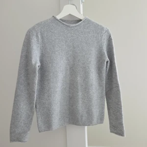 Grå stickad tröja från MNG - Enkel och stilren grå stickad tröja från MNG. Tröjan har rund halsringning och långa ärmar.Mjuk och skön känsla som passar till allt.Ny💕