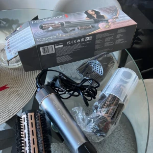 Remington Keratin Protect Rotating Air Styler - Remington Keratin Protect Rotating Air Styler med 40 mm och 50 mm borstar. Ger volym och glans med keratin och mandelolja. Flera tillbehör ingår, roterande sladd för enkel användning. Produkten ser ut att vara i mycket gott skick, med originalförpackning.