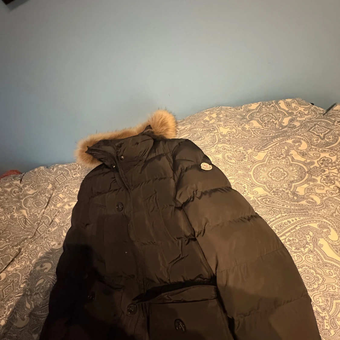 Svart Moncler dunjacka med päls