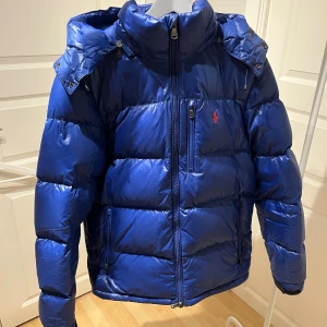 Ralph Lauren Jacka - Säljer en riktigt skön Raffe jacka! | Fint skick finns något tecken på användning men inget man märker av direkt! | Storlek S. | Ställ gärna frågor innan du köper!