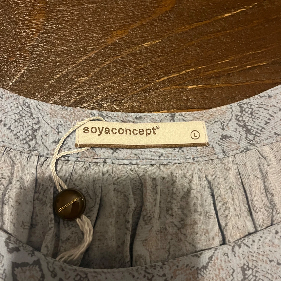 Blå blus med ormmönster - 2