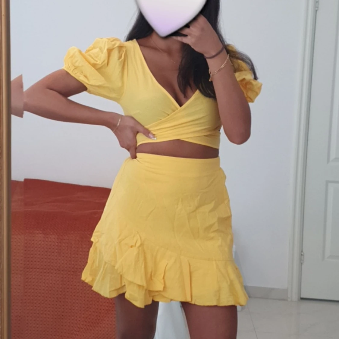 Gul volangkjol & topp med omlott-look  - 1