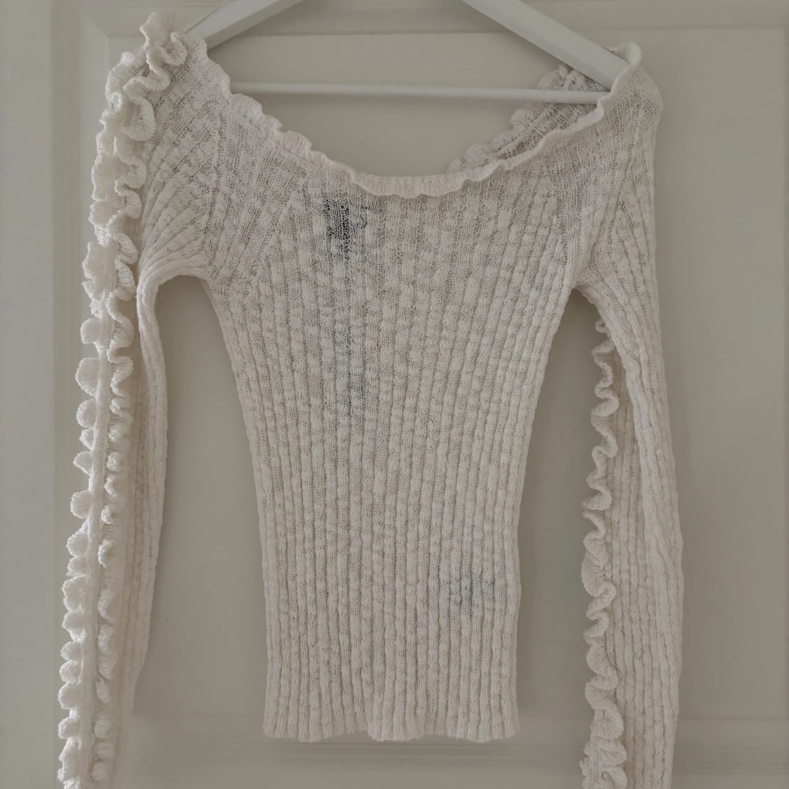 Vit ribbad stickad tröja