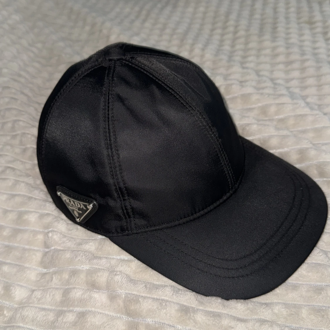 Svart keps från Prada i nylon