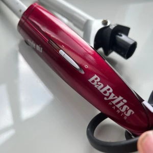 BaByliss Style Mix Multistyler - BaByliss Style Mix multistyler med flera utbytbara tillbehör för lockar, vågor. Perfekt för varierad styling med enkel användning. Kommer med locktång och vågtillbehör.