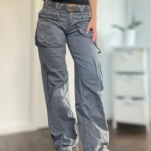 Cargo byxor  - Lågmidjade cargobyxor med detaljer💙väldigt eftertraktade då det är svåra att få tag på! Säljs för runt 2000kr (säljer dessa i storlek S, M och L) Går att bära både med och utan bälte