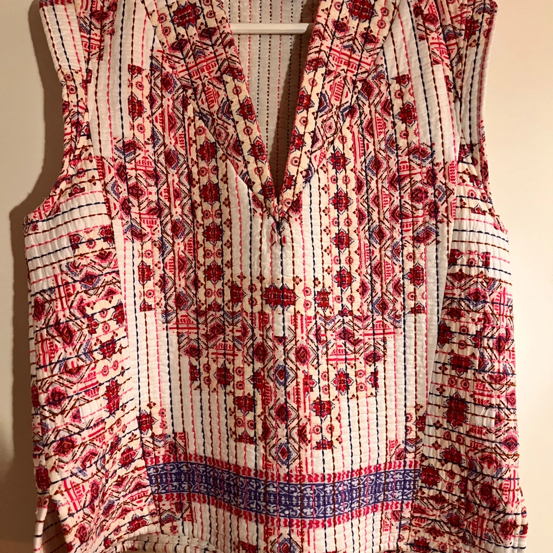 Mönstrad ärmlös blus från Zara