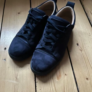 Mörkblå sneakers från Christian Louboutin - Säljer dessa mörkblå sneakers från Christian Louboutin då jag är i behov av lite pengar. De är i storlek 41 och i väldigt bra skick! Hör av dig vid minsta funderingar! Priset är inte hugget i sten!