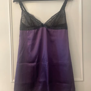 Lila och nattlinne från Cubus - Lila och nattlinne från Cubus, storlek XS. Har även en likadan i blått i separat annons.