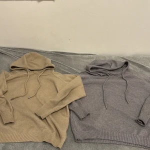 Silver agleter för cashmere hoodie - Silver agleter som gör att din cashmere/merinoull hoodie sticker ut. 2 st = 1 hoodie 49kr. 4 st = 2 Hoodies 79kr. 6st = 3 hoodies 119kr Hoodies förhöjer ej med.