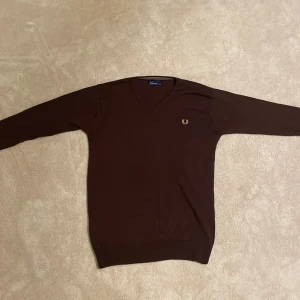 Brun v-ringad tröja från Fred Perry   - Medium storlek 