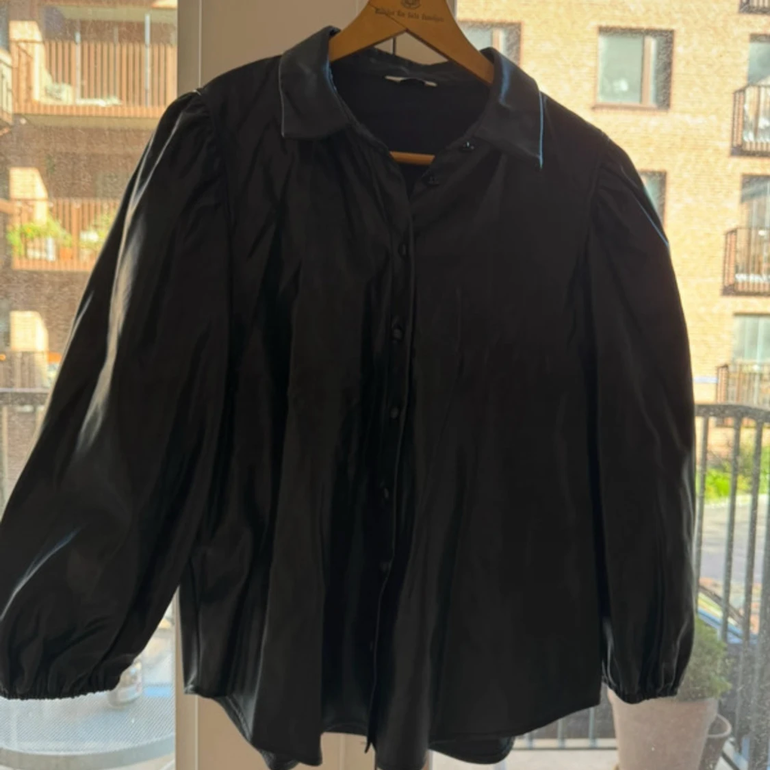 Svart skjorta i skinnimitation från ONLY