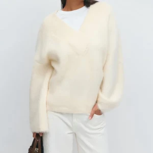 Ljus beige stickad v-ringad tröja - V-ringade tröja, super mysig från gina. Använd 1 gång💕