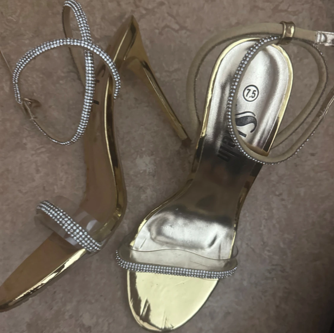 Guldiga sandaler med strass och klack - 1